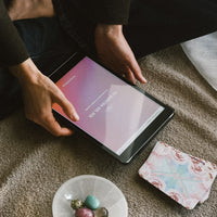 Mockup ebook afirmaciones diarias, Ebook Tu mantra del día sobre mesa