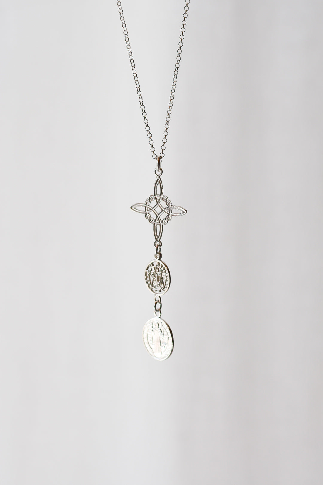 Colgante Triple Protección | Plata | Nudo de bruja, San Benito y Tetragramatón