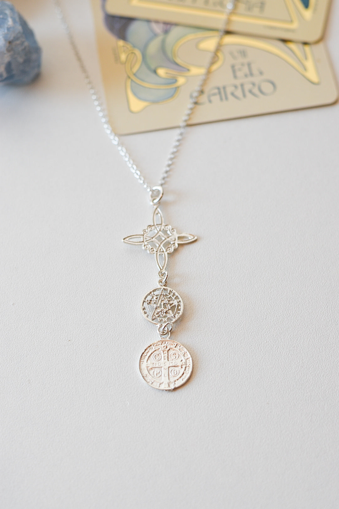 Colgante Triple Protección | Plata | Nudo de bruja, San Benito y Tetragramatón