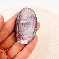 Lepidolita palmstone | Limpieza - Superación