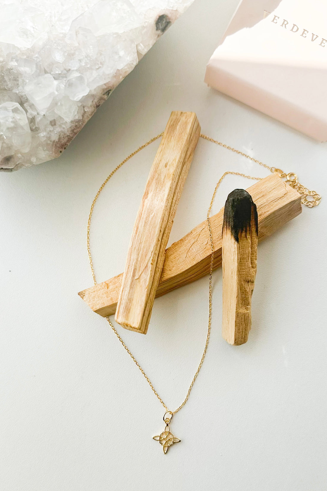 Colgante Nudo de Bruja | Plata bañada en oro