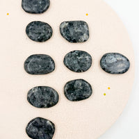 Rodado plano Merlinita | Intuición - Protección