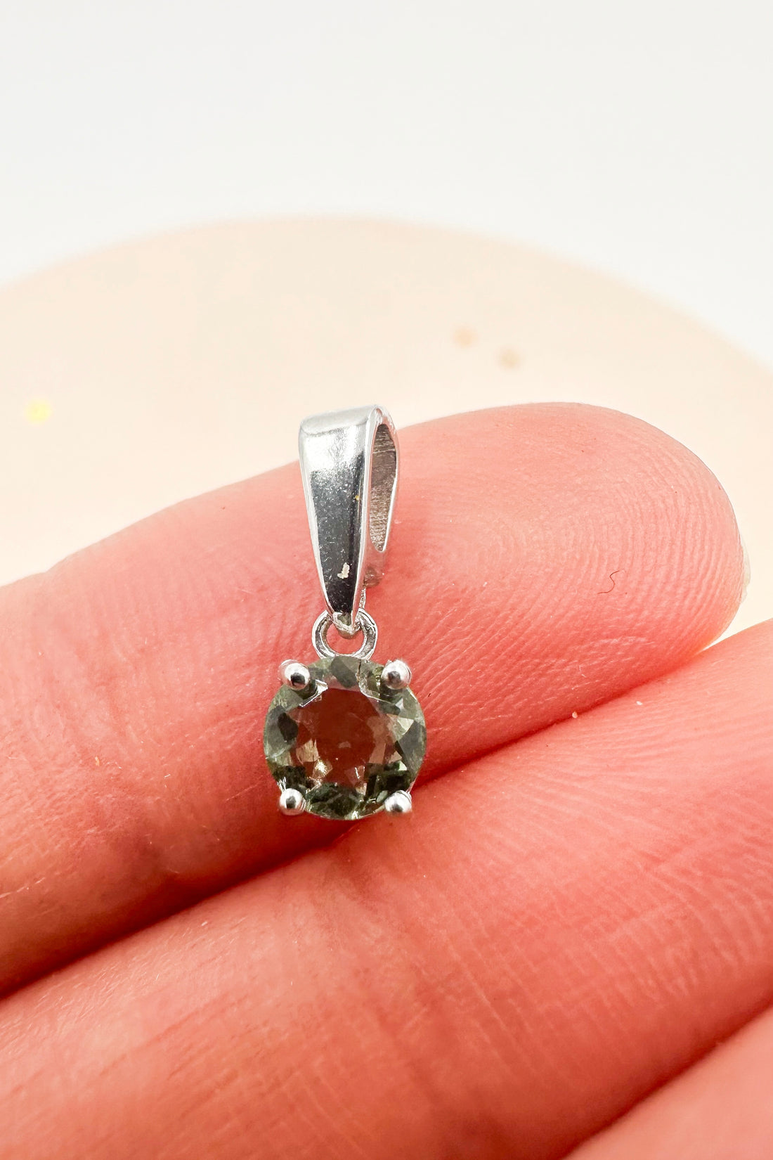 RESERVA ANTICIPADA | Colgante Moldavita Facetada | Circular Pequeño | Buena suerte - Espiritualidad