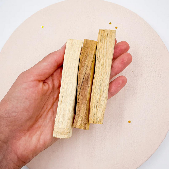 Cómo limpiar tus minerales con palo santo