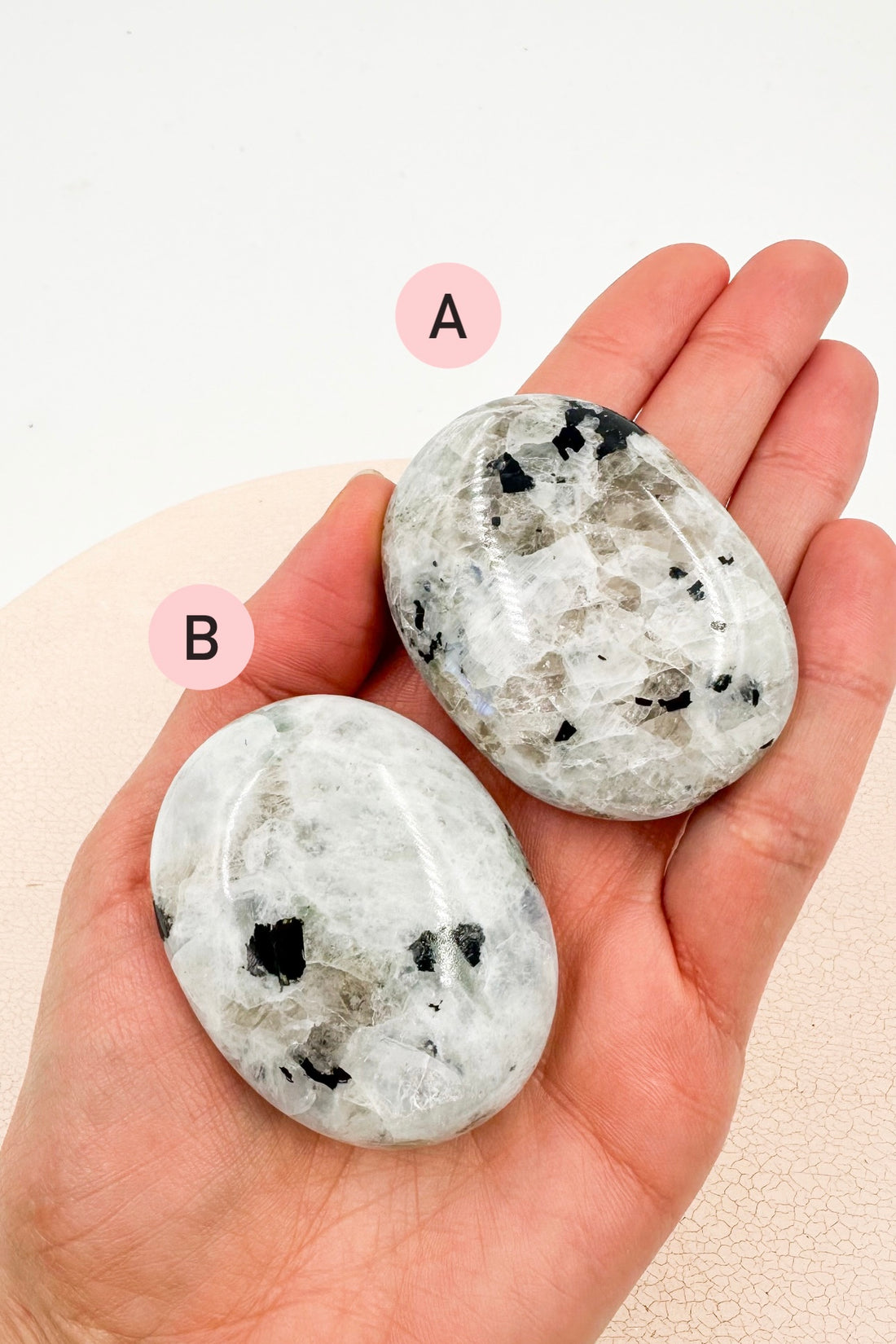 Moonstone Palmstone | Femininity and magnetism 