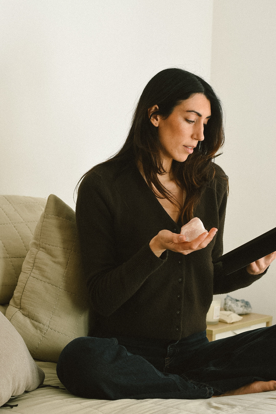 Ebook Tu mantra del día sujetando un mineral 