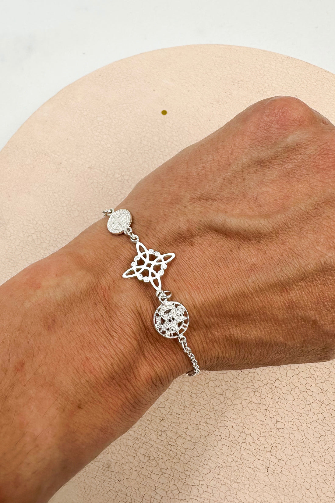 Pulsera Triple Protección | Plata | Nudo de bruja, San Benito y Tetragramatón